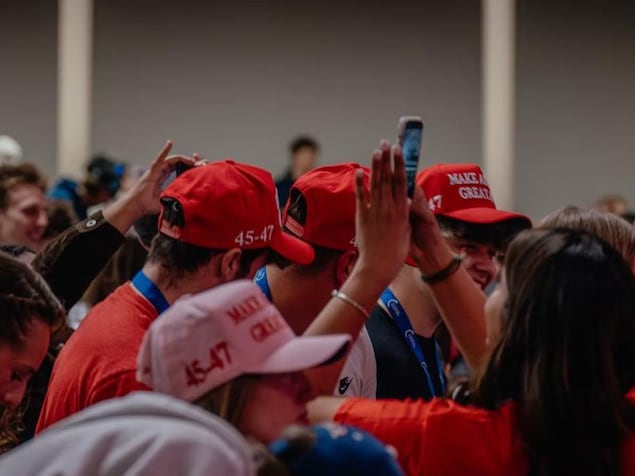 Jeunes foule du mouvement MAGA aux États-Unis