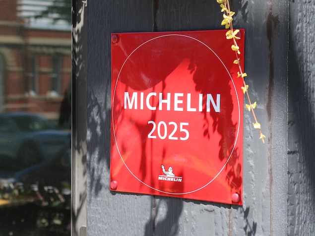 Une plaque MICHELIN est fixée devant un restaurant.