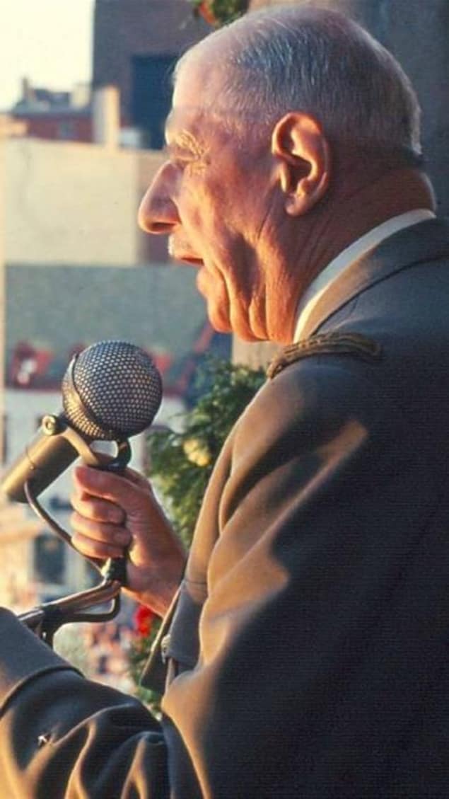 Le général de Gaulle au balcon de l’hôtel de ville de Montréal, le 24 juillet 1967