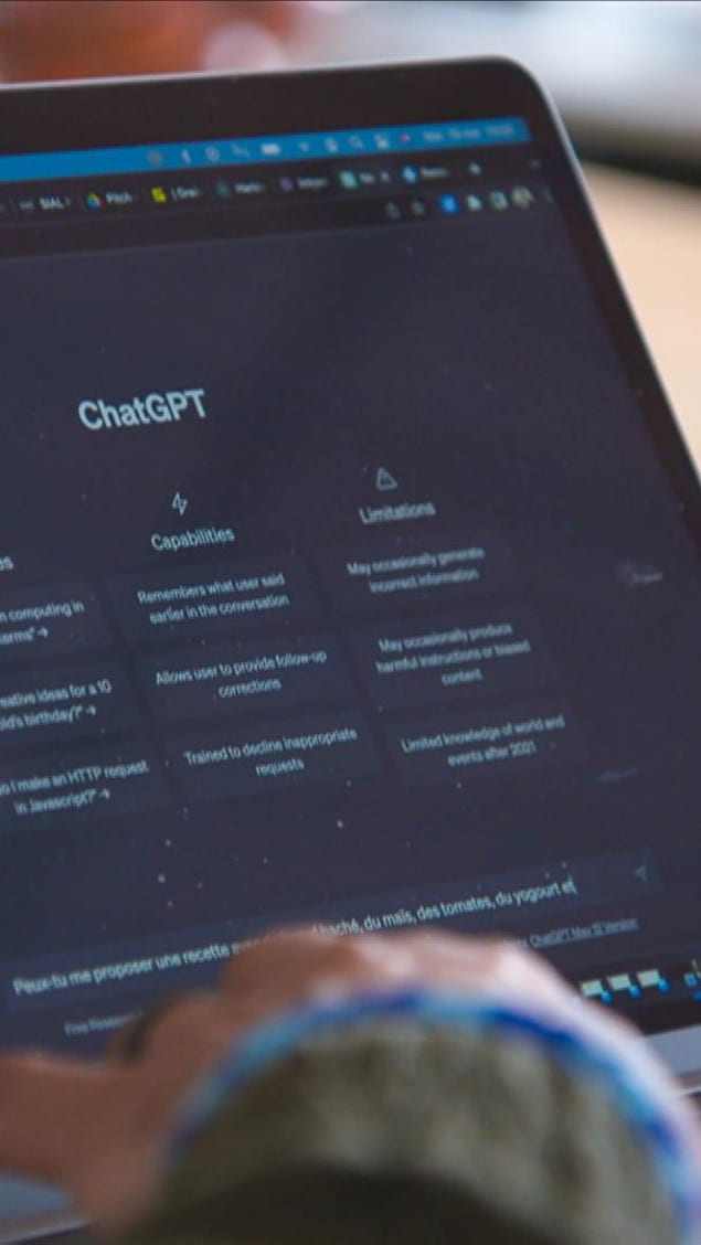 Un ordinateur ouvert sur l'outil conversationnel Chat GPT.