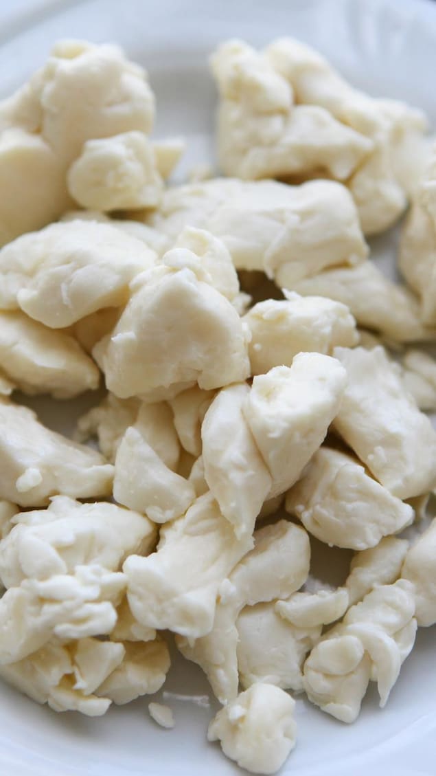 Du fromage en grains dans un bol.