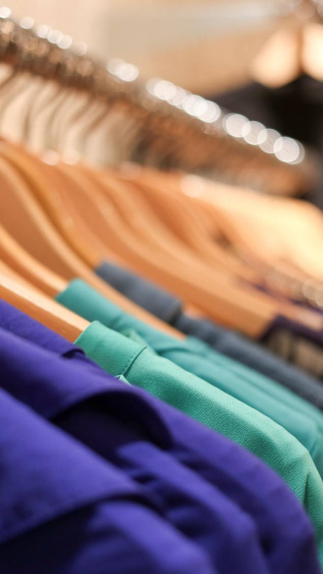 Des vêtements sur des cintres.