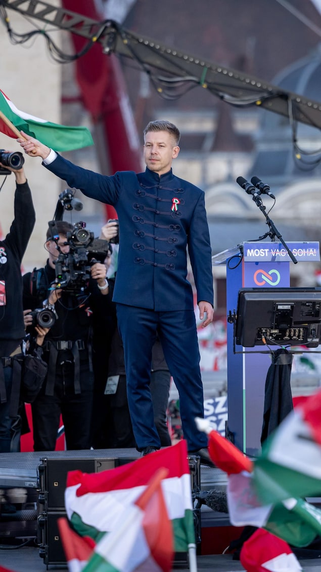 Peter Magyar, membre de l'opposition hongroise et chef du parti « TISZA » (Respect et Liberté), prononce un discours lors d'une manifestation organisée dans le cadre des commémorations du 178e anniversaire de la révolution hongroise de 1948-1949, le 15 mars 2026 à Budapest,
