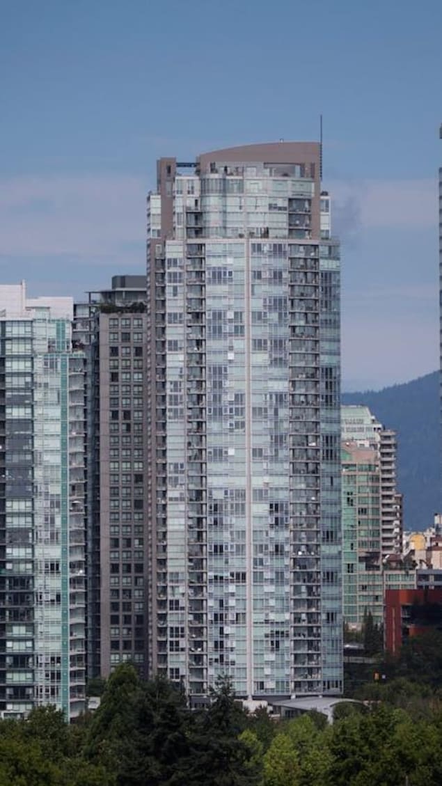 Des tours d'habitations à Vancouver, avec des constructions en cours.