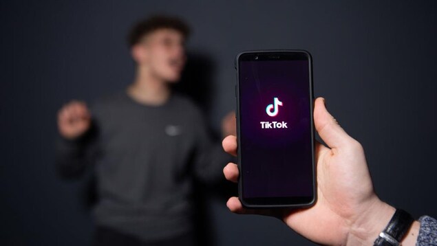 Une note de musique avec l'inscription « tik tok » en dessous sur un téléphone intelligent.