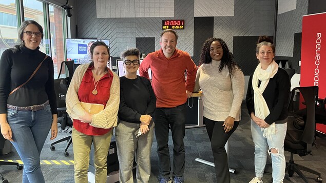 Dans un studio de radio, cinq poétesses (Guylaine Tousignant, Charlotte L’Orage, Yolande Jimenez, Suzanne Kemenang et Miriam Cusson) entourent l'animateur de l'émission Jonction-11-17, Éric Robitaille.