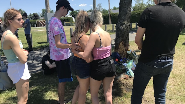 Des jeunes se consolent entre eux devant le lieu de l'accident.