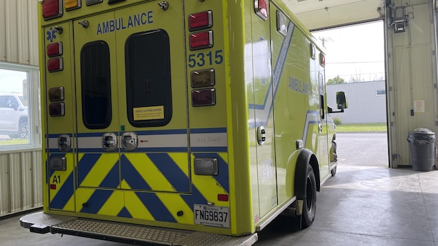Une ambulance prête à sortir d'un garage à Coaticook, en Estrie. 