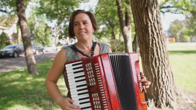 Auteure-compositrice Anne-Marie Williot avec son accordéon