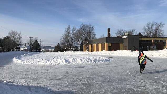 Un patineur sur un anneau de galce
