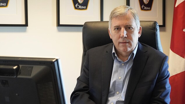 Anthony Di Monte assis à un bureau.