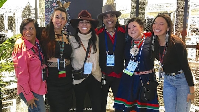 Organisateurs et participants au Sommet international des musiques autochtones (ShoShona Kish, 3e en partant de la gauche) Montréal, février 2019