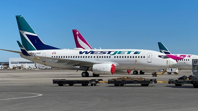 طائرة تابعة لشركة ’’ويست جيت‘‘ متوقفة على مدرج مطار بيرسون الدولي في تورونتو.