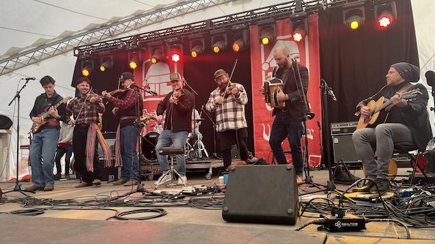 Les Barn Boys et De temps Antan sur la scène.