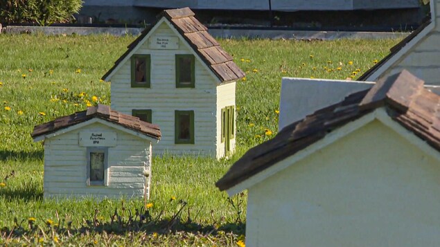 Une image de près des maisons du village miniature de Bellevue.