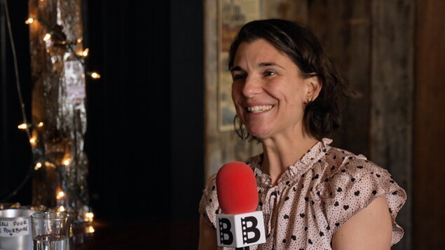 La comédienne et chanteuse Mélanie LeBlanc en entrevue à La billetterie Acadie.