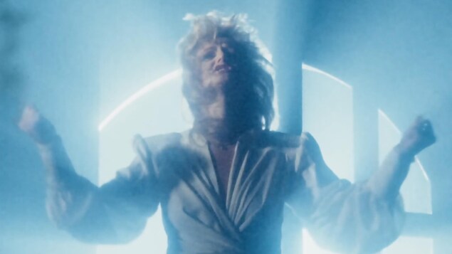 Bonnie Tyler dans le vidéoclip de sa chanson «Total Eclipse of the Heart».