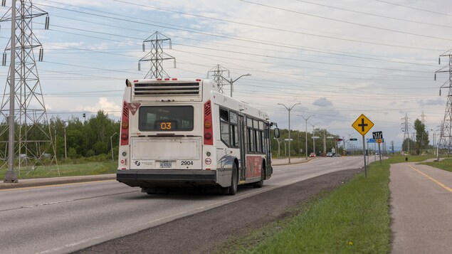 Un autobus de la STS roule en direction du terminus de Chicoutimi