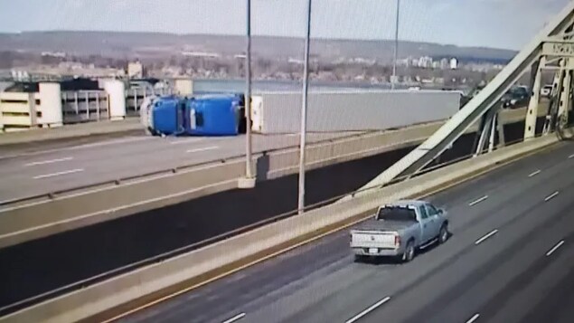 Un camion semi-remorque renversé par le vent sur le Burlington Skyway