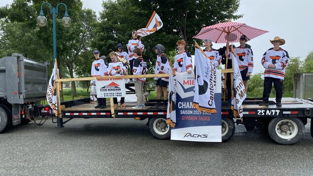 Les Cantonniers défilent dans les rues de Magog