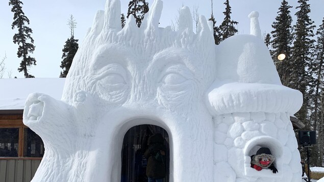 Une sculpture de neige représentant le thème du 37e Carnaval de Saint-Isidore : la forêt enchantée.