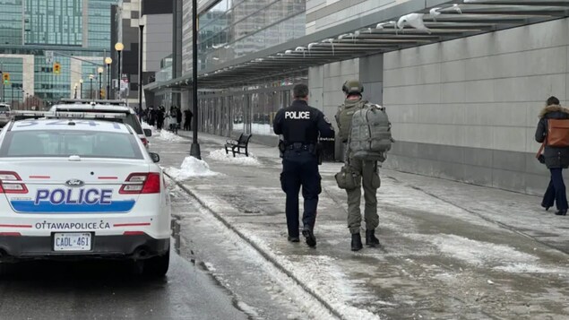 Centre Rideau : un homme accusé de vol et d’infractions liées aux armes à feu