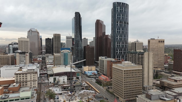 Les grattes ciel du centre-ville de Calgary. Ciel gris. Mai 2026.