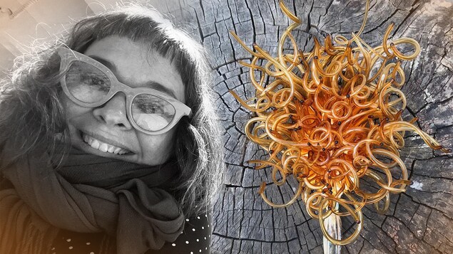 Montage photo d'un portrait de Charlynne Lafontaine et d'une sculpture de brosses à cheveux en verre soufflé.