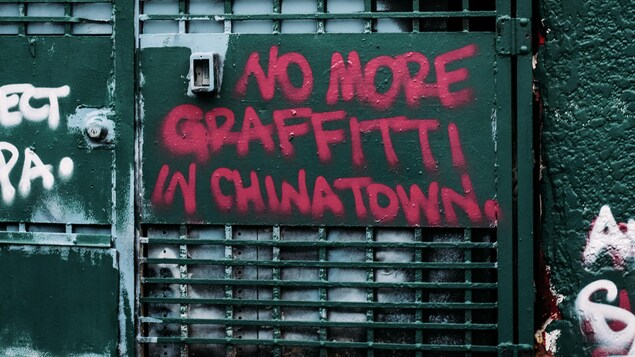 Graffiti sur un mur de Chinatown qui dit « no more graffitti » in Chinatown.