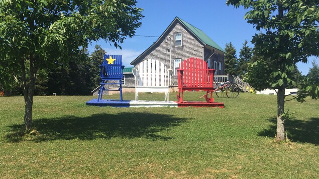 Trois chaises peintes aux couleurs de l'Acadie.