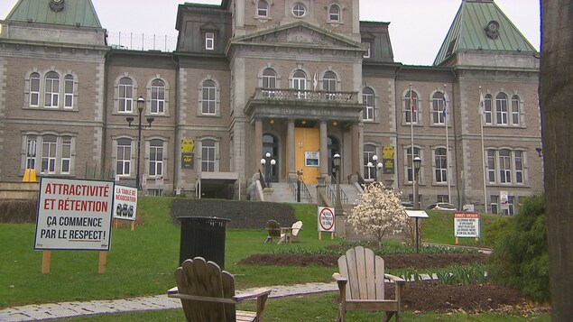 Sherbrooke s’entend avec ses cols blancs