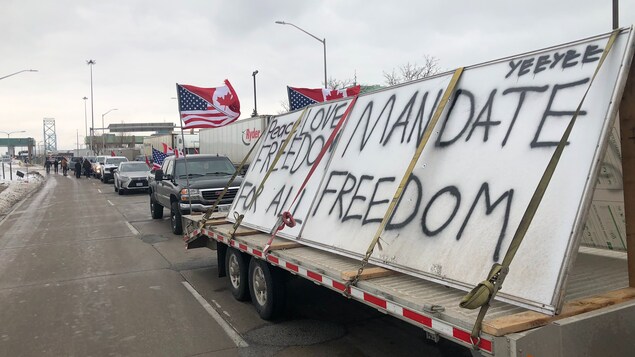 Une manifestation perturbe la circulation au pont Ambassador à la frontière