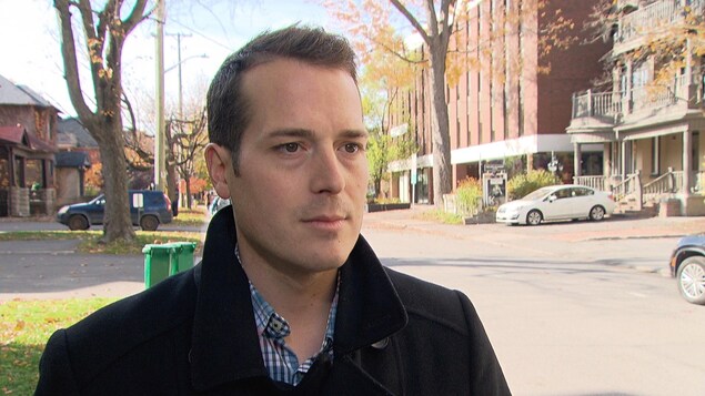 Mathieu Fleury répond aux questions d'un journaliste dans une rue ensoleillée d'Ottawa.
