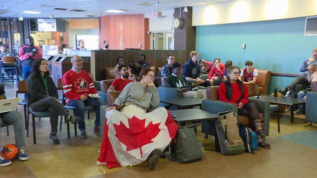 Hinchas canadienses ven el partido inaugural de Canadá en el Mundial de Qatar. 