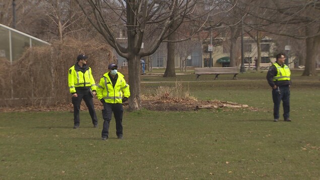 Des agents de police dans le parc Trinity Bellwoods, samedi en début d'après-midi.