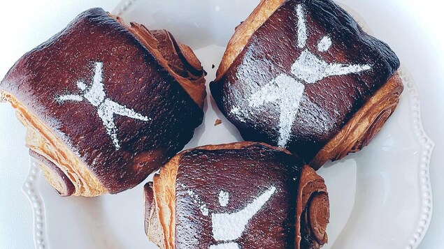 Des chocolatines à la crème de myrtilles. 