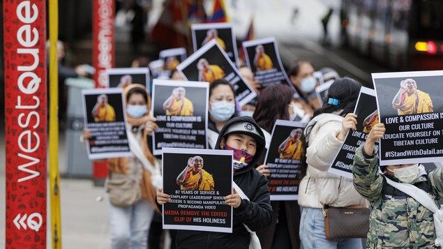 Des Tibétains manifestent et clament que la vidéo du baiser du dalaï-lama a été incomprise