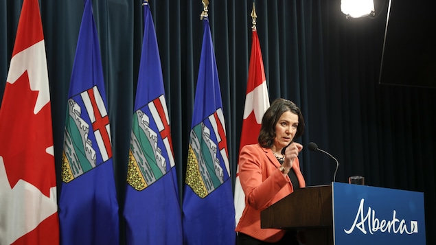 Danielle Smith est au podium à Calgary dans cette photo prise le 10 janvier 2023. 