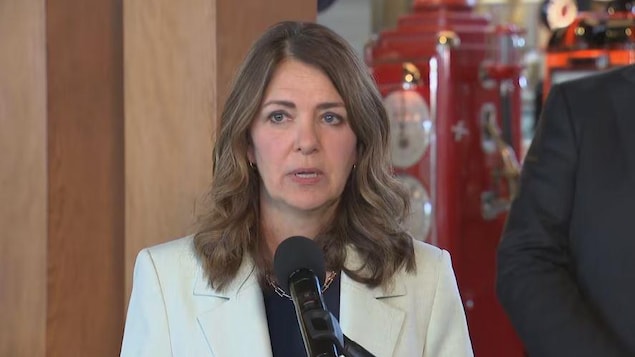 Danielle Smith parle au micro. 17 juin 2026.