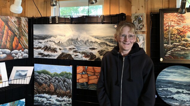 Debbie LeBlanc Kilpatrick devant ses oeuvres.