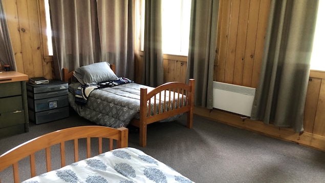 Un chambre avec deux lits simples.