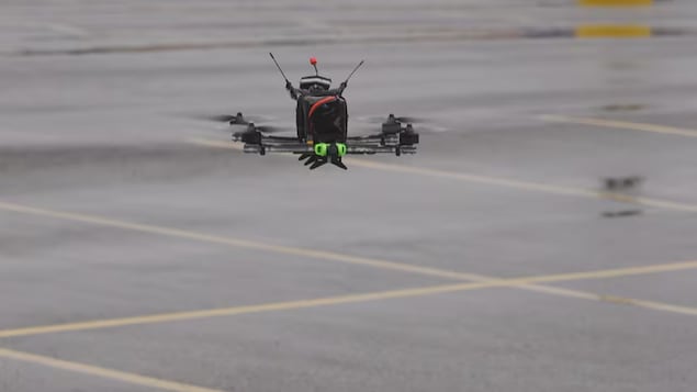 Un drone prend son envol.