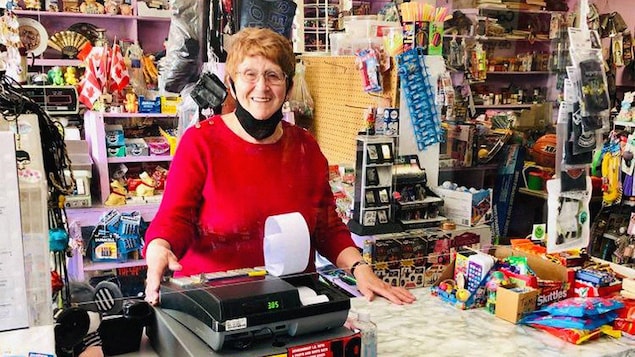 Louise Lemieux, souriante, derrière le comptoir du dépanneur Lemieux à Rockland.