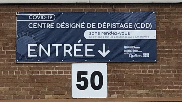 Affiche à l'entrée du Centre de dépistage de Sherbrooke en novembre.