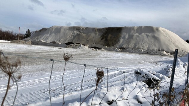 Un dépôt à neige situé à proximité de la rivière préoccupe à Magog