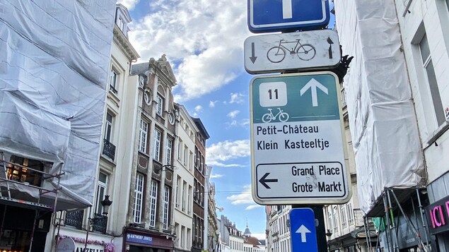 Un panneau de circulation en français et en flamand dans le centre-ville de Bruxelles.