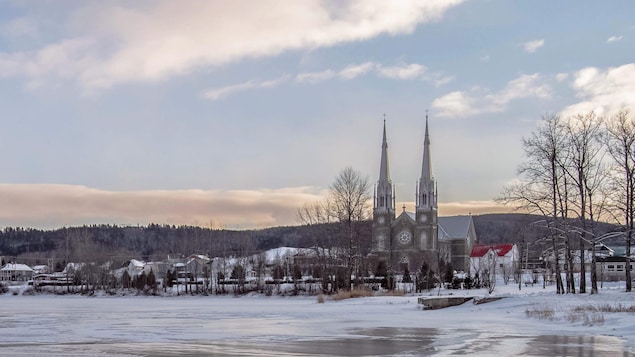 Un panorama de Val-Brillant durant l'hiver, avec l'église en son centre.