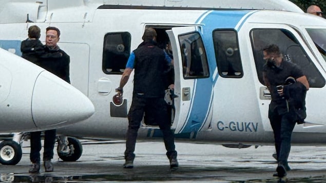 Elon Musk, à gauche, sur le tarmac de Bella Bella, en Colombie-Britannique, le lundi 18 août 2025.