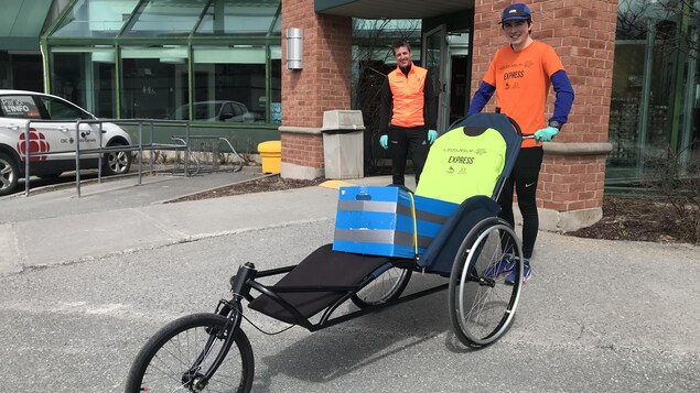 Un employé du Coureur récupère une livraison.