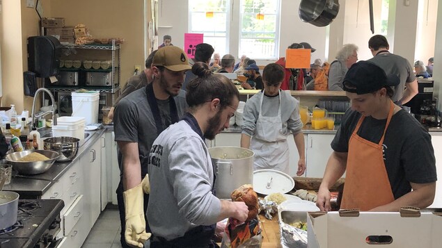 Des étudiants en techniques policières derrière les fourneaux de La Chaudronnée